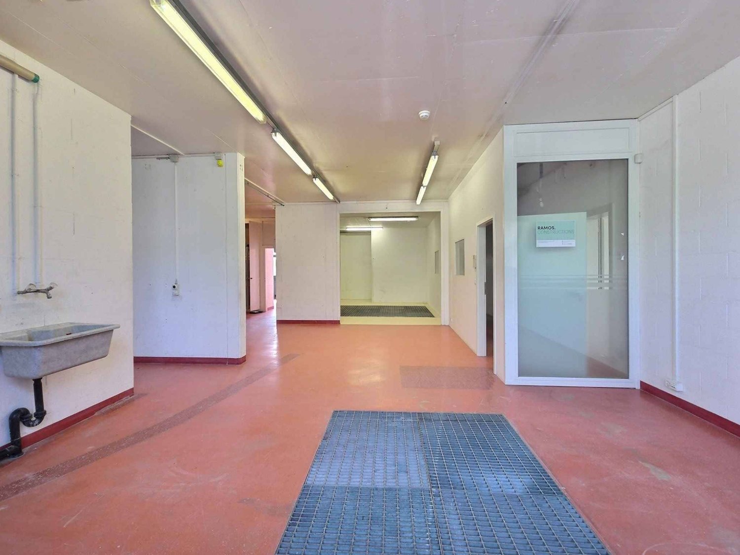 243m² commercial, photo 2 of 10