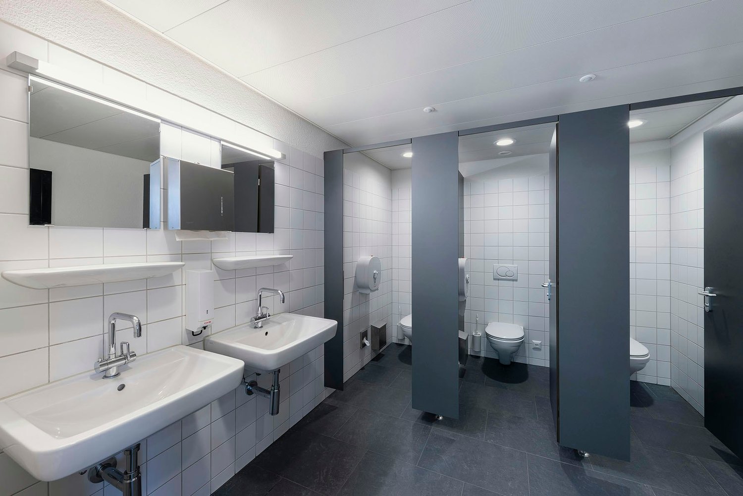 1704m² office