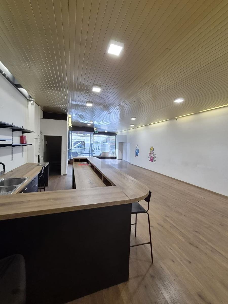 180m² shop, photo 2 of 4