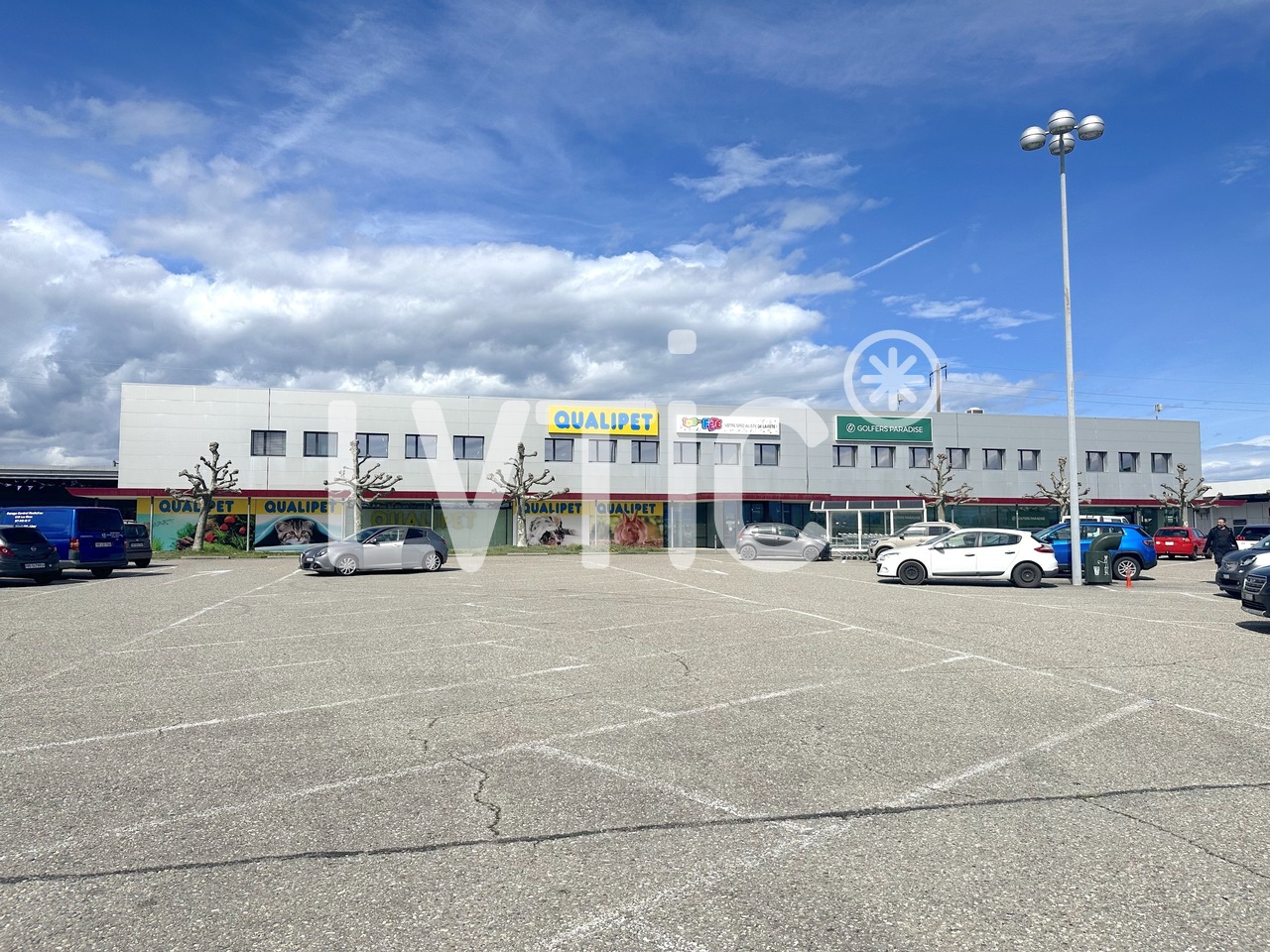 325m² shop, photo 1 of 7