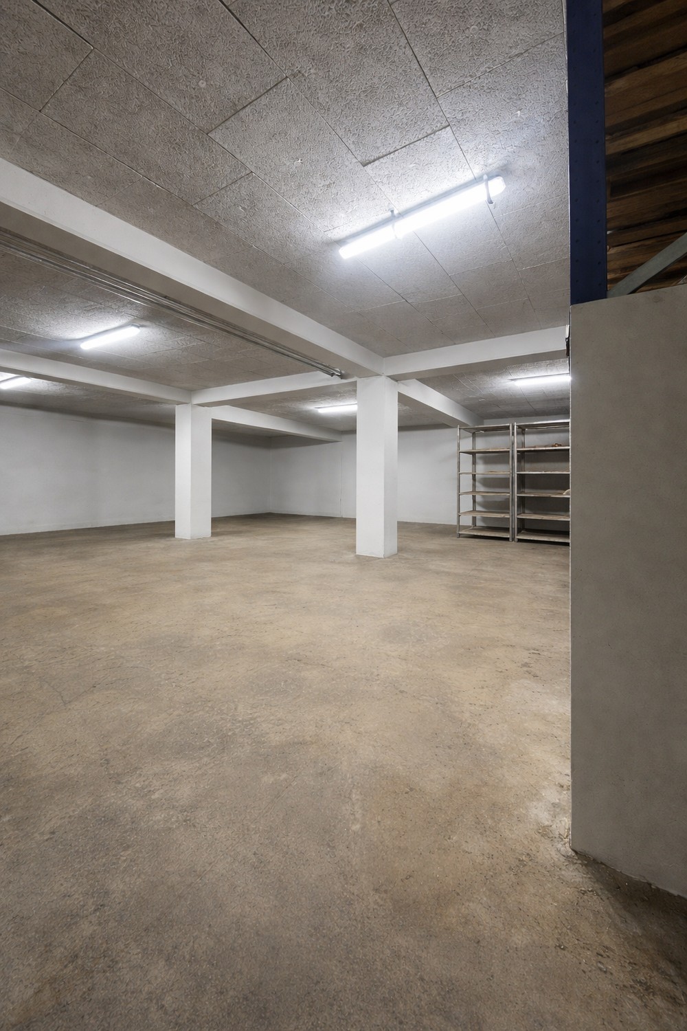 121m² storage room