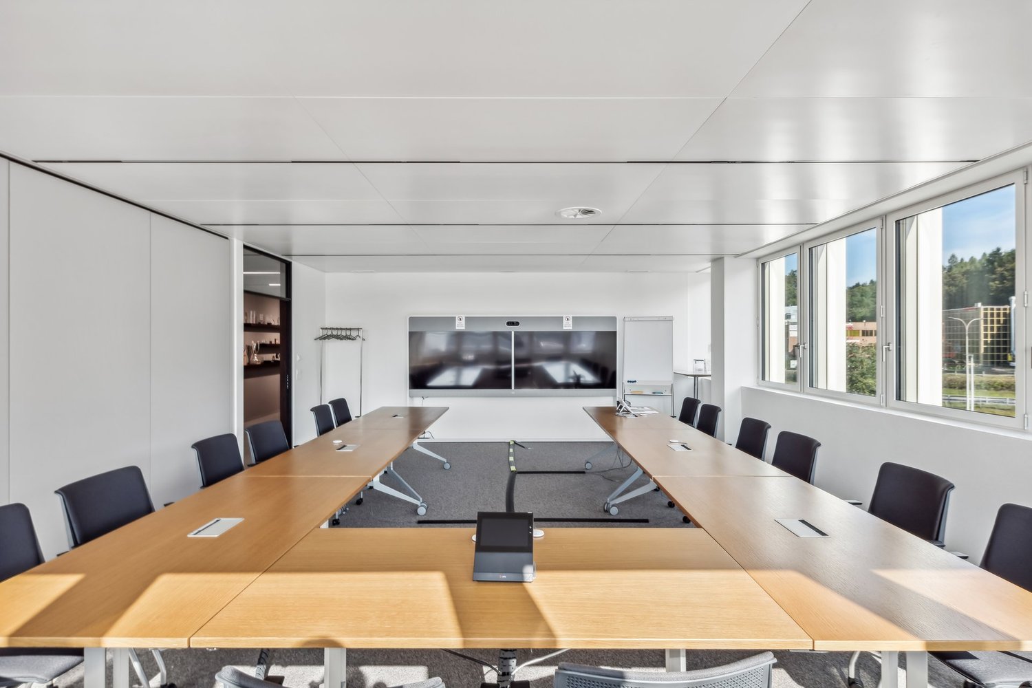 261m² office, photo 1 of 4