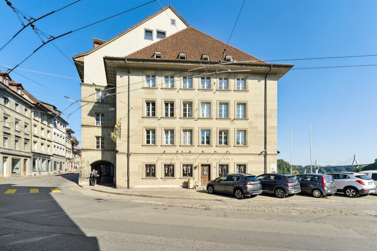 183m² Büro","description":"**Im Herzen des Stadtzentrums von Fribourg** gelegen, nur wenige Schritte von der Zähringerbrücke entfernt, profitiert dieses **helle 90 m² Büro im Erdgeschoss** von optimaler Sichtbarkeit. Die Einheit umfasst eine grosse Küche sowie private Sanitäranlagen.   
  
**Ausstat