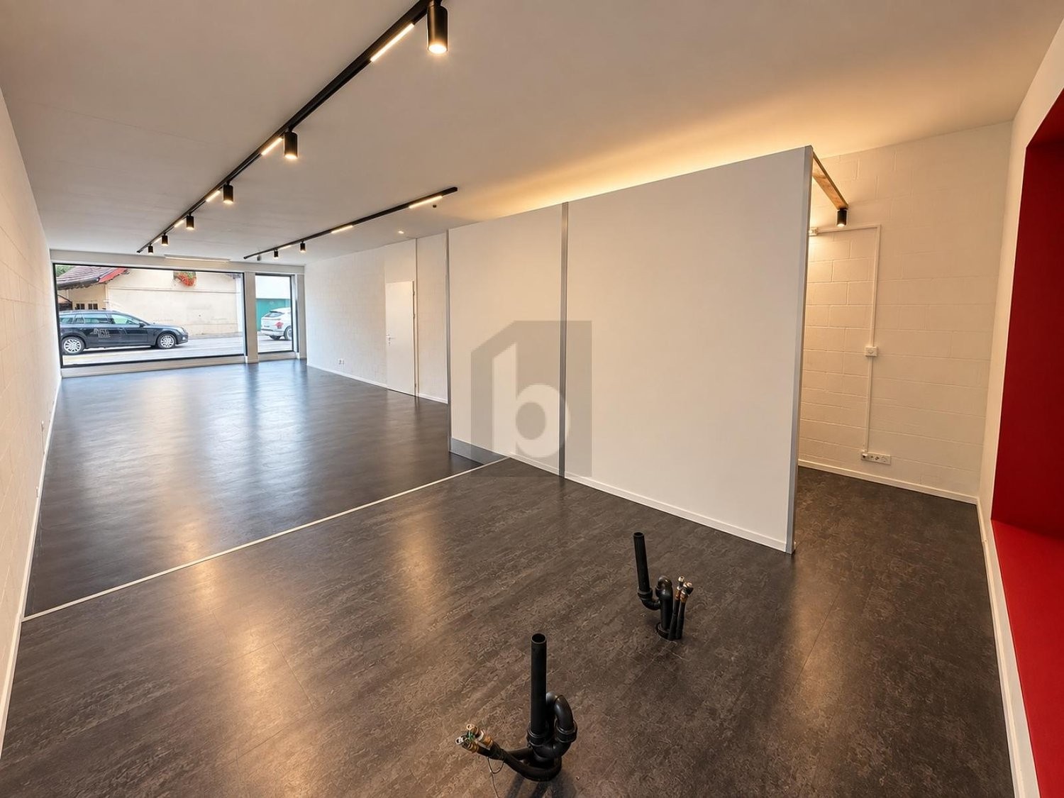 80m² shop, photo 2 of 2