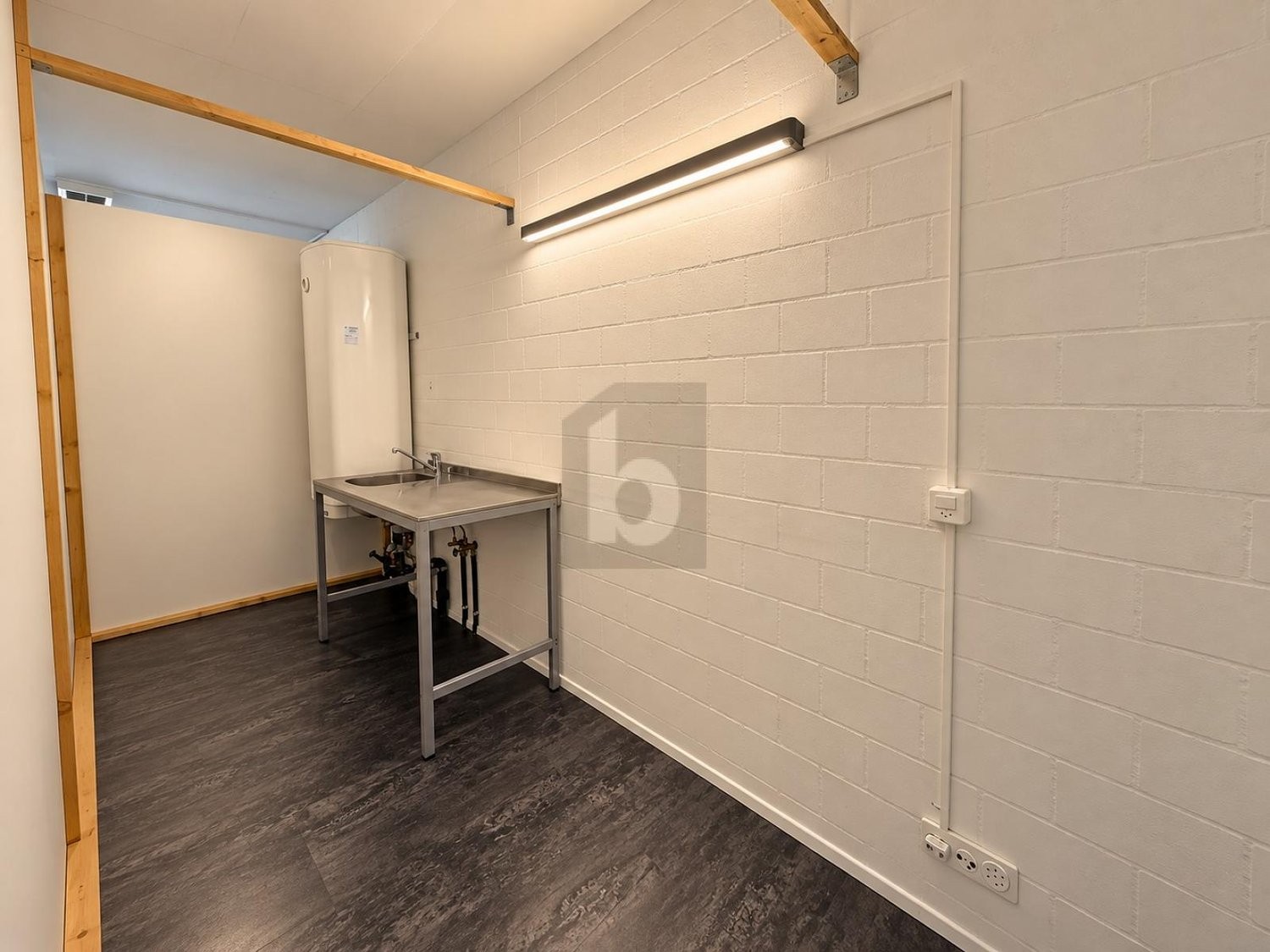 80m² shop, photo 1 of 2