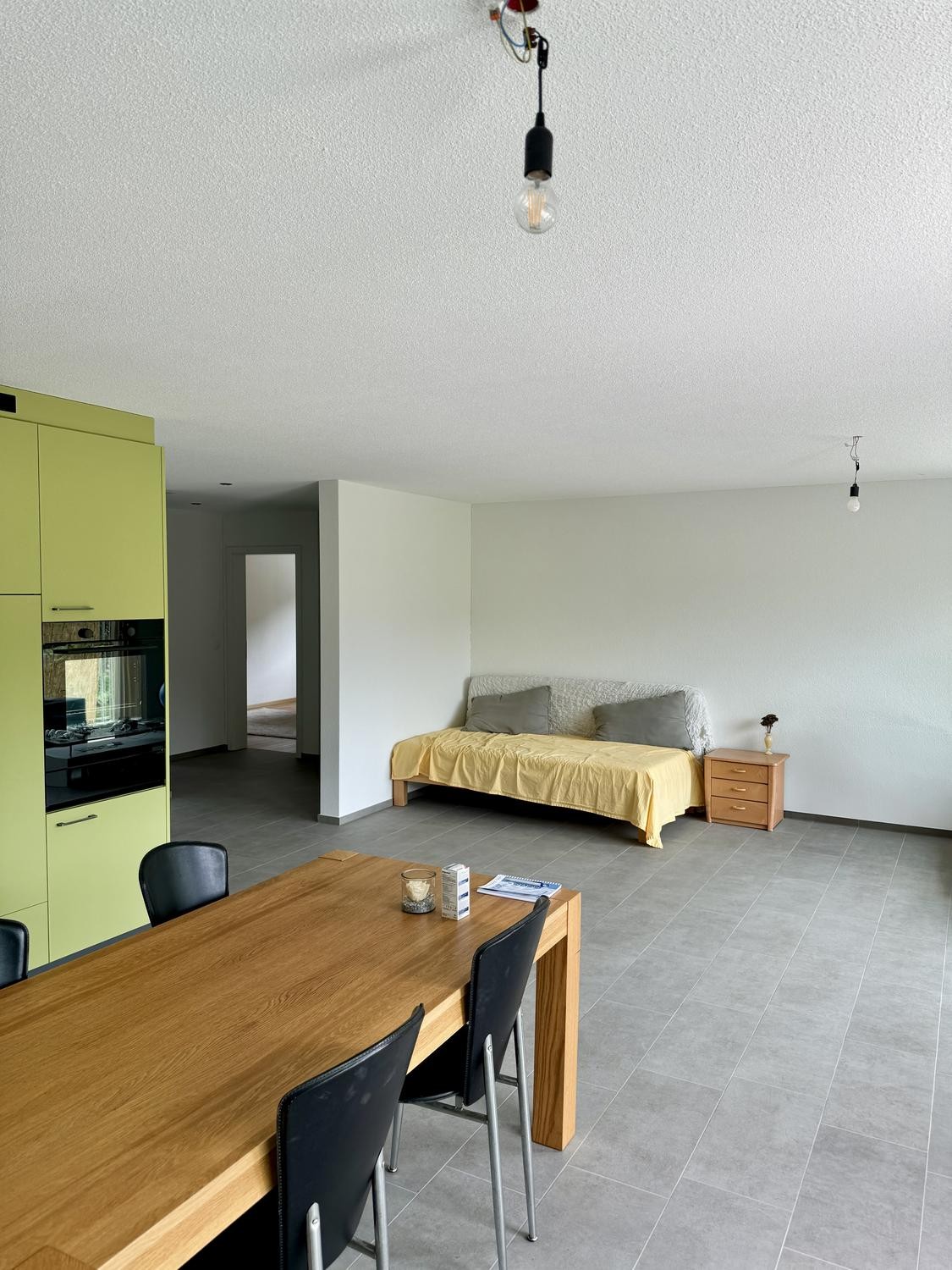 Chambre dans une colocation

À partir du **1\. novembre 2026** ou selon accord, je loue une chambre dans ma **colocation de 2 personnes** pour une **sous-location à durée indéterminée**. Je recherche une personne qui cherche un foyer **à long terme** et qui souhaite idéalement rester au moins 1 an o