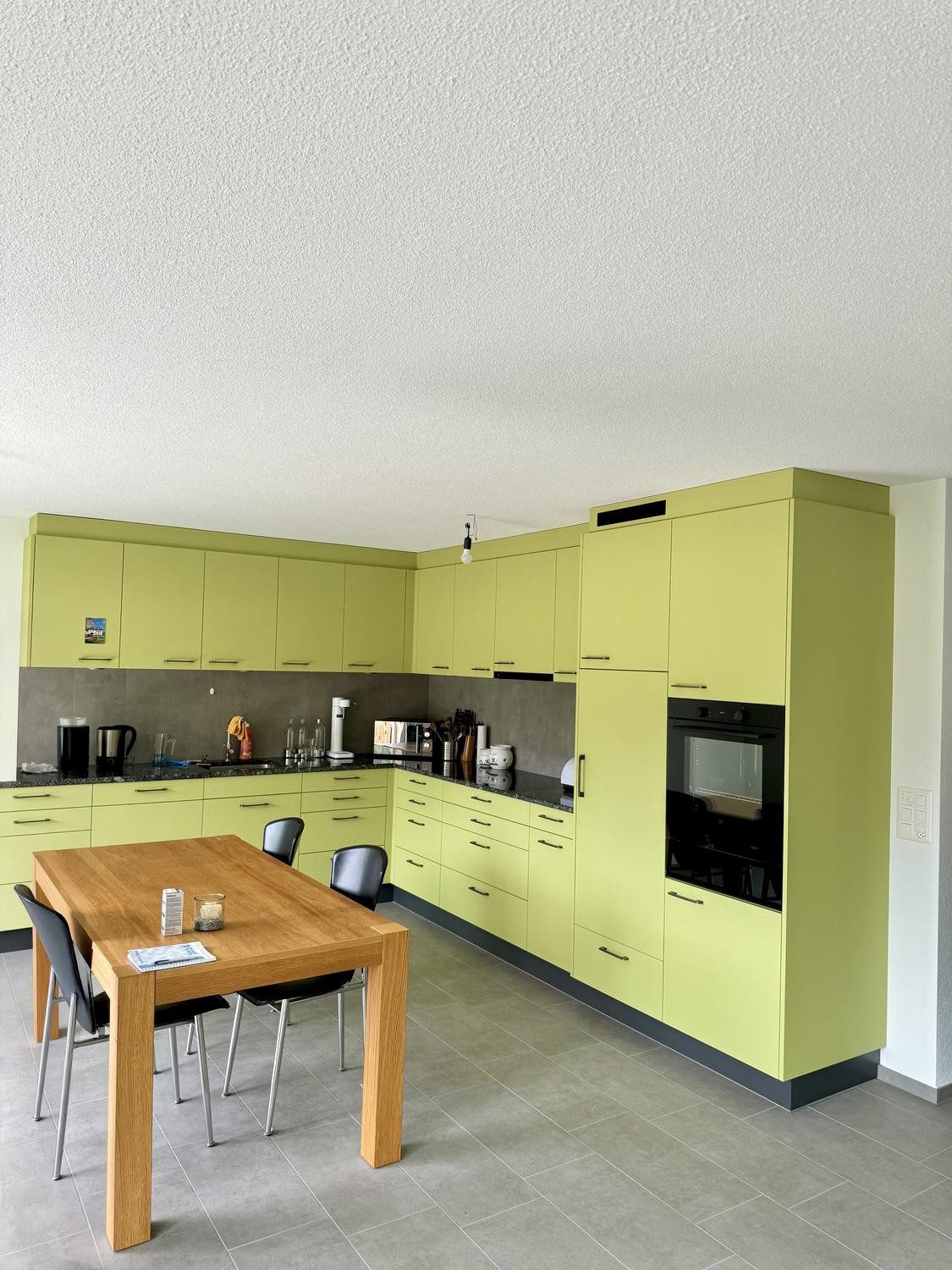 Chambre dans une colocation

À partir du **1\. novembre 2026** ou selon accord, je loue une chambre dans ma **colocation de 2 personnes** pour une **sous-location à durée indéterminée**. Je recherche une personne qui cherche un foyer **à long terme** et qui souhaite idéalement rester au moins 1 an o