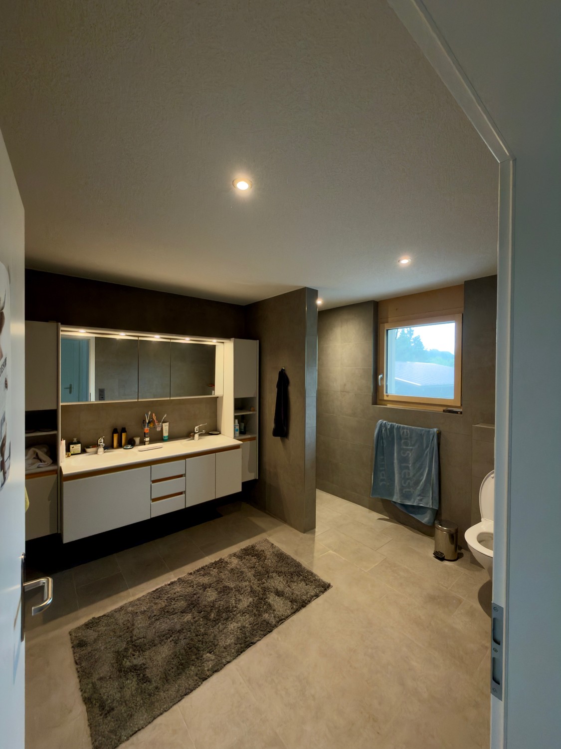 Chambre dans une colocation

À partir du **1\. novembre 2026** ou selon accord, je loue une chambre dans ma **colocation de 2 personnes** pour une **sous-location à durée indéterminée**. Je recherche une personne qui cherche un foyer **à long terme** et qui souhaite idéalement rester au moins 1 an o
