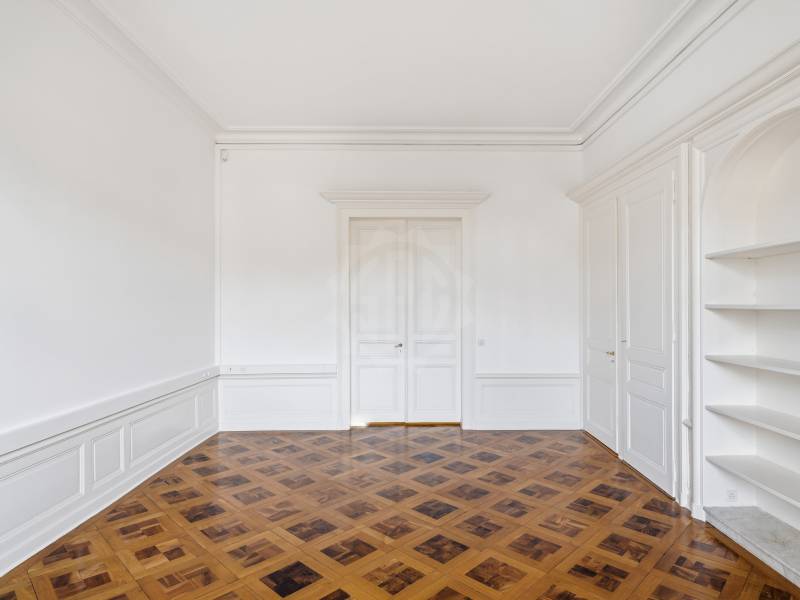 330m² office