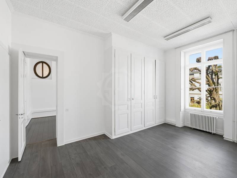 330m² office