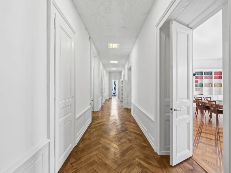 330m² office