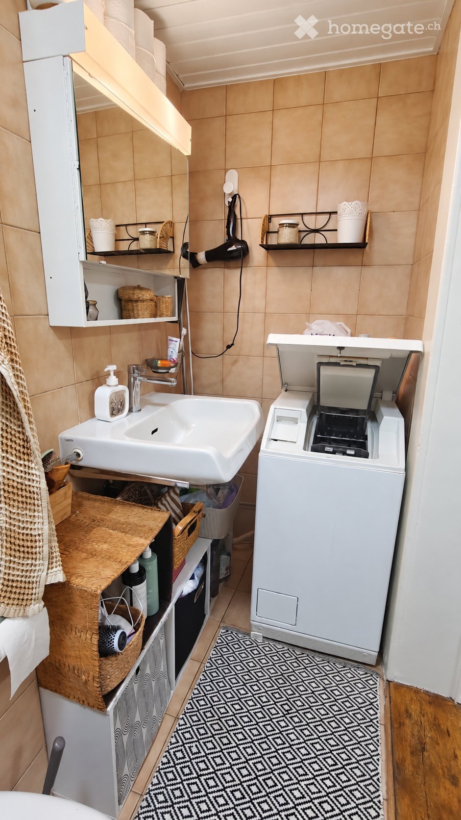 Appartamento con 1 locale

Appartamento completamente arredato proposto in subaffitto per una persona sola, per una durata di 3 a 6 mesi da concordare. Ingresso desiderato a partire da fine ottobre 1016, data flessibile.

Situato in pieno centro città di Neuchâtel, l'alloggio dispone di una cucina r