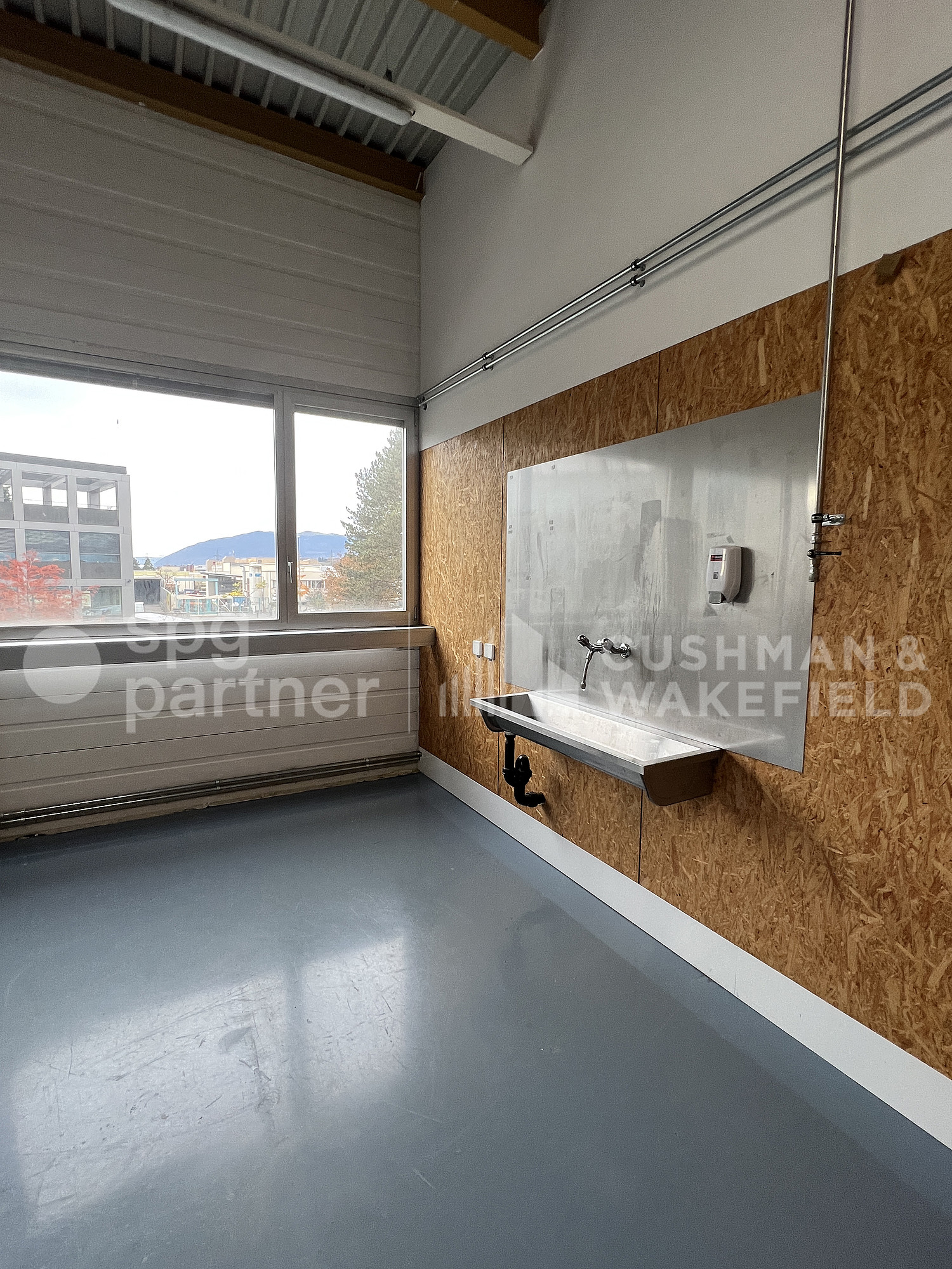 1300m² commercial