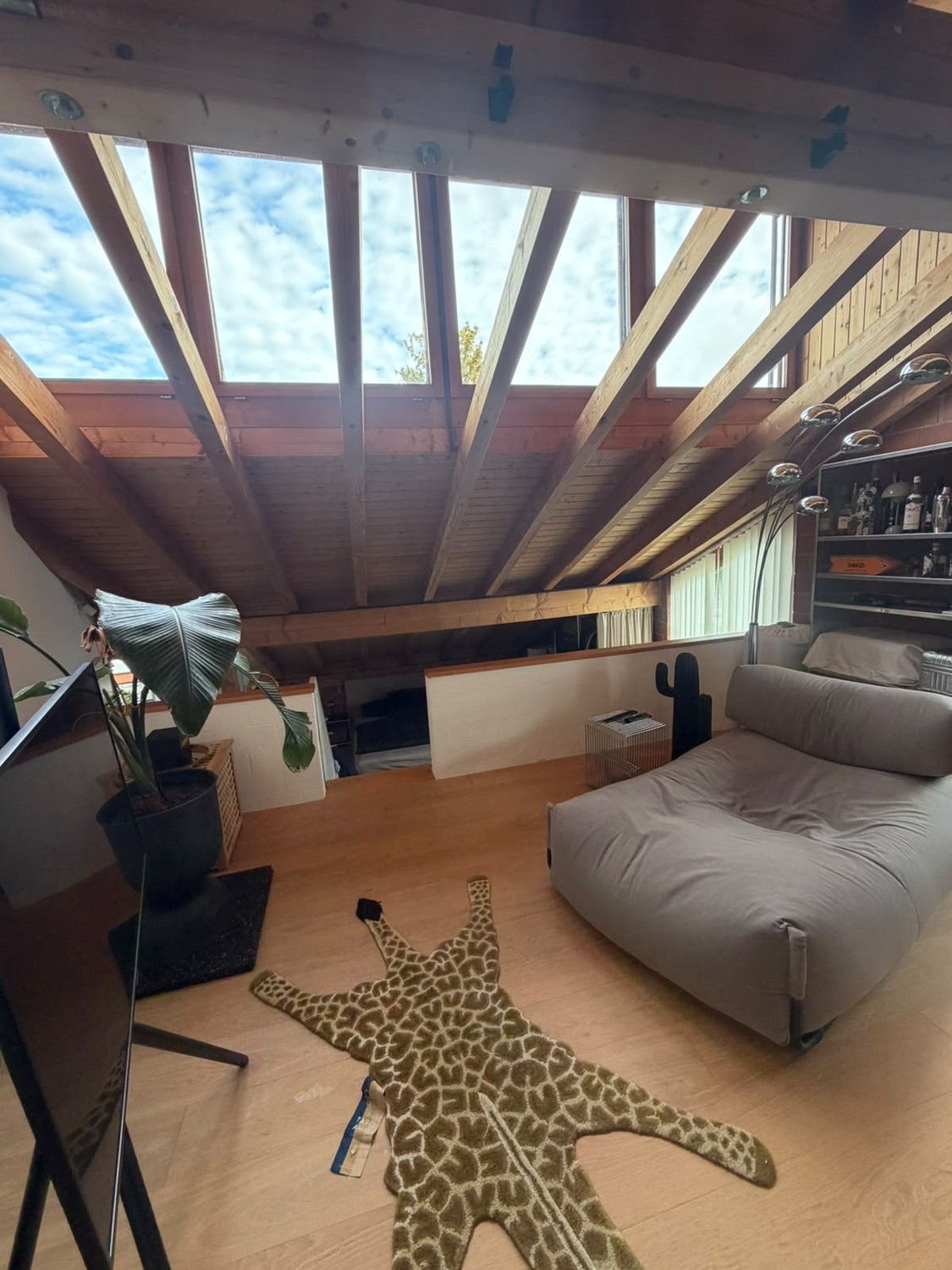 Appartement en duplex de 2.5 pièces lumineux et chaleureux avec environ 67 m² de surface habitable répartie sur plusieurs étages. L'appartement séduit par son plan particulier, ses éléments en bois apparents et une atmosphère de vie calme et agréable. La zone de vie ouverte offre beaucoup d'espace e