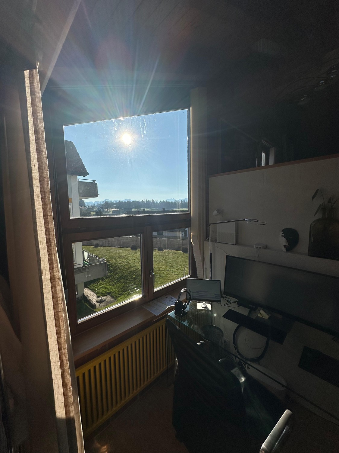 Appartement en duplex de 2.5 pièces lumineux et chaleureux avec environ 67 m² de surface habitable répartie sur plusieurs étages. L'appartement séduit par son plan particulier, ses éléments en bois apparents et une atmosphère de vie calme et agréable. La zone de vie ouverte offre beaucoup d'espace e