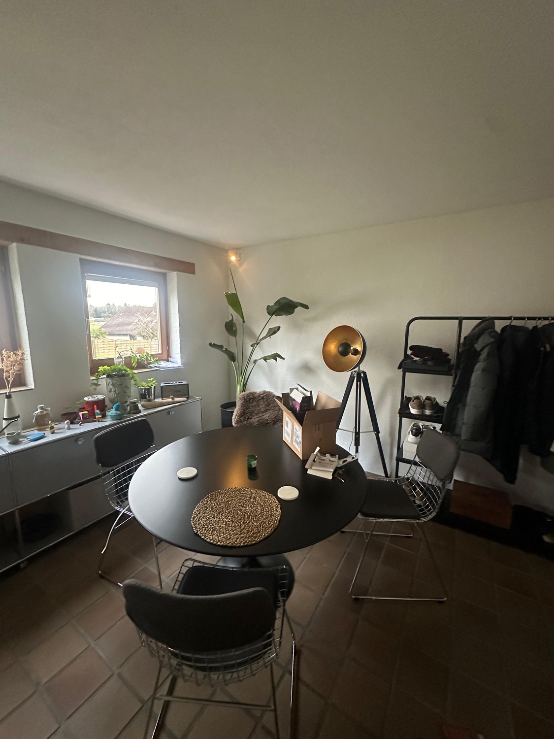 Appartement en duplex de 2.5 pièces lumineux et chaleureux avec environ 67 m² de surface habitable répartie sur plusieurs étages. L'appartement séduit par son plan particulier, ses éléments en bois apparents et une atmosphère de vie calme et agréable. La zone de vie ouverte offre beaucoup d'espace e