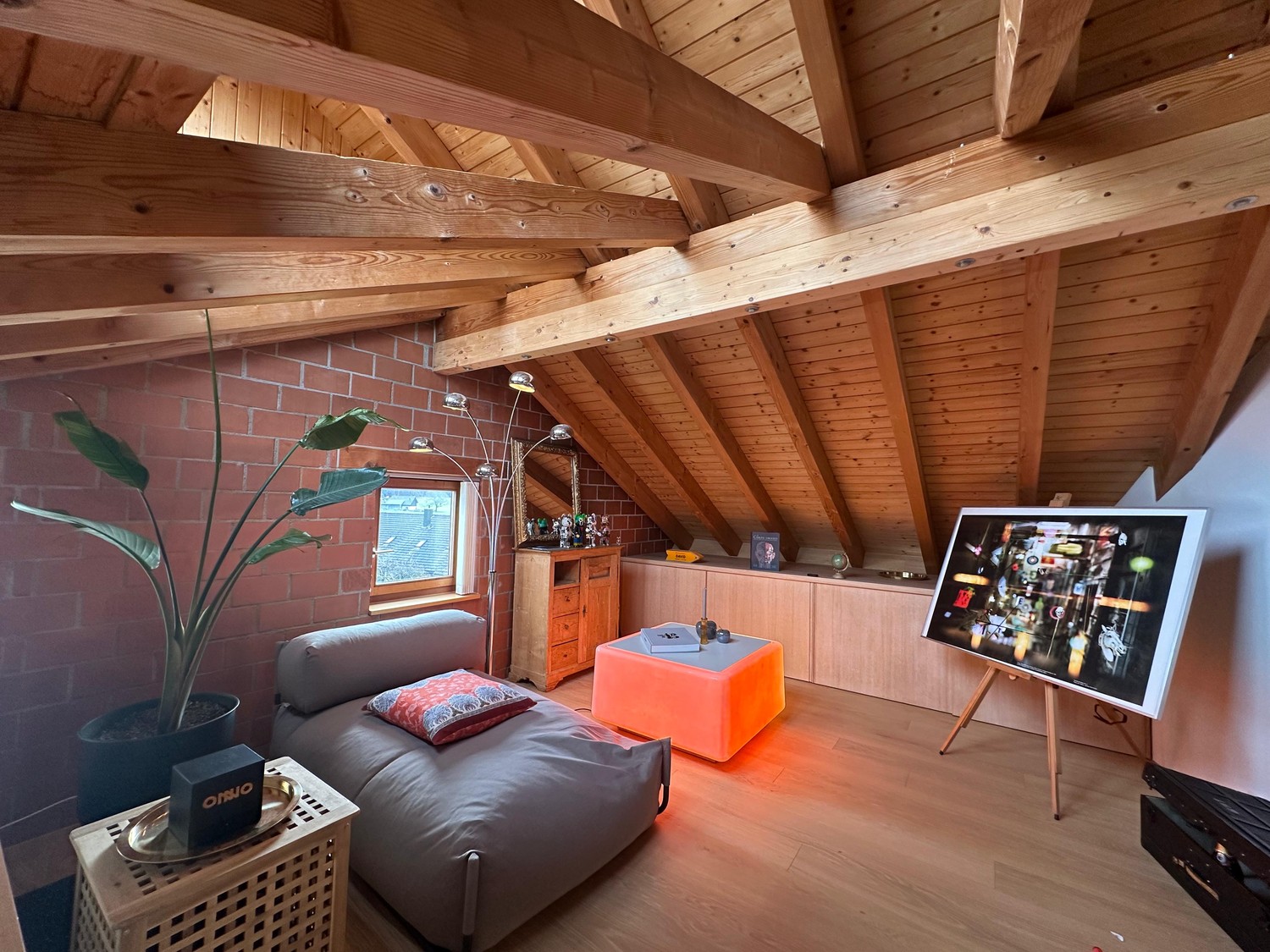 Appartement en duplex de 2.5 pièces lumineux et chaleureux avec environ 67 m² de surface habitable répartie sur plusieurs étages. L'appartement séduit par son plan particulier, ses éléments en bois apparents et une atmosphère de vie calme et agréable. La zone de vie ouverte offre beaucoup d'espace e