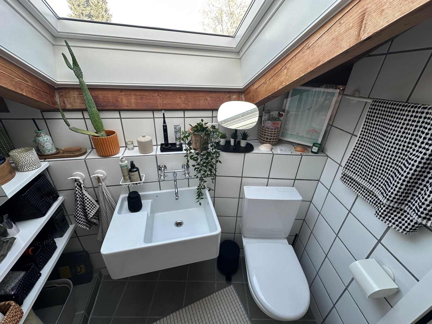 Appartement en duplex de 2.5 pièces lumineux et chaleureux avec environ 67 m² de surface habitable répartie sur plusieurs étages. L'appartement séduit par son plan particulier, ses éléments en bois apparents et une atmosphère de vie calme et agréable. La zone de vie ouverte offre beaucoup d'espace e