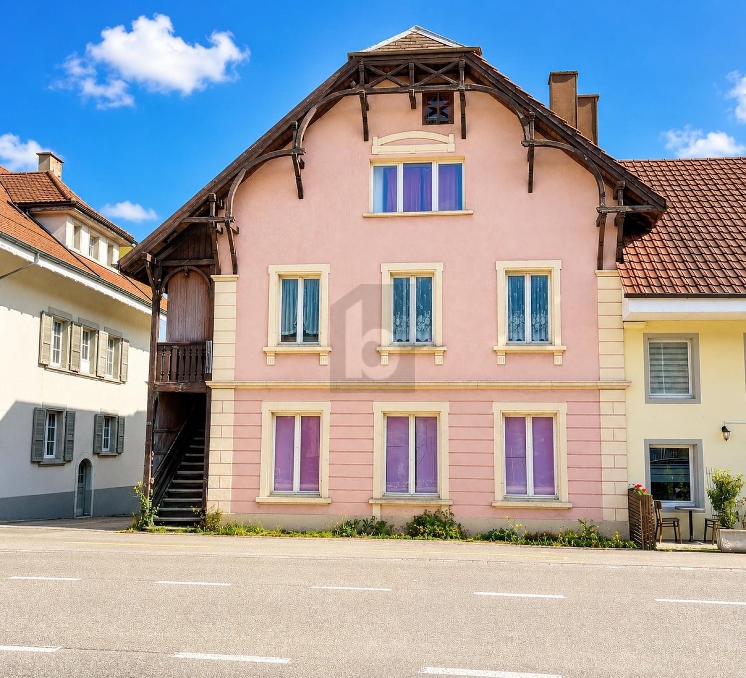 Maison multifamiliale de 12 pièces