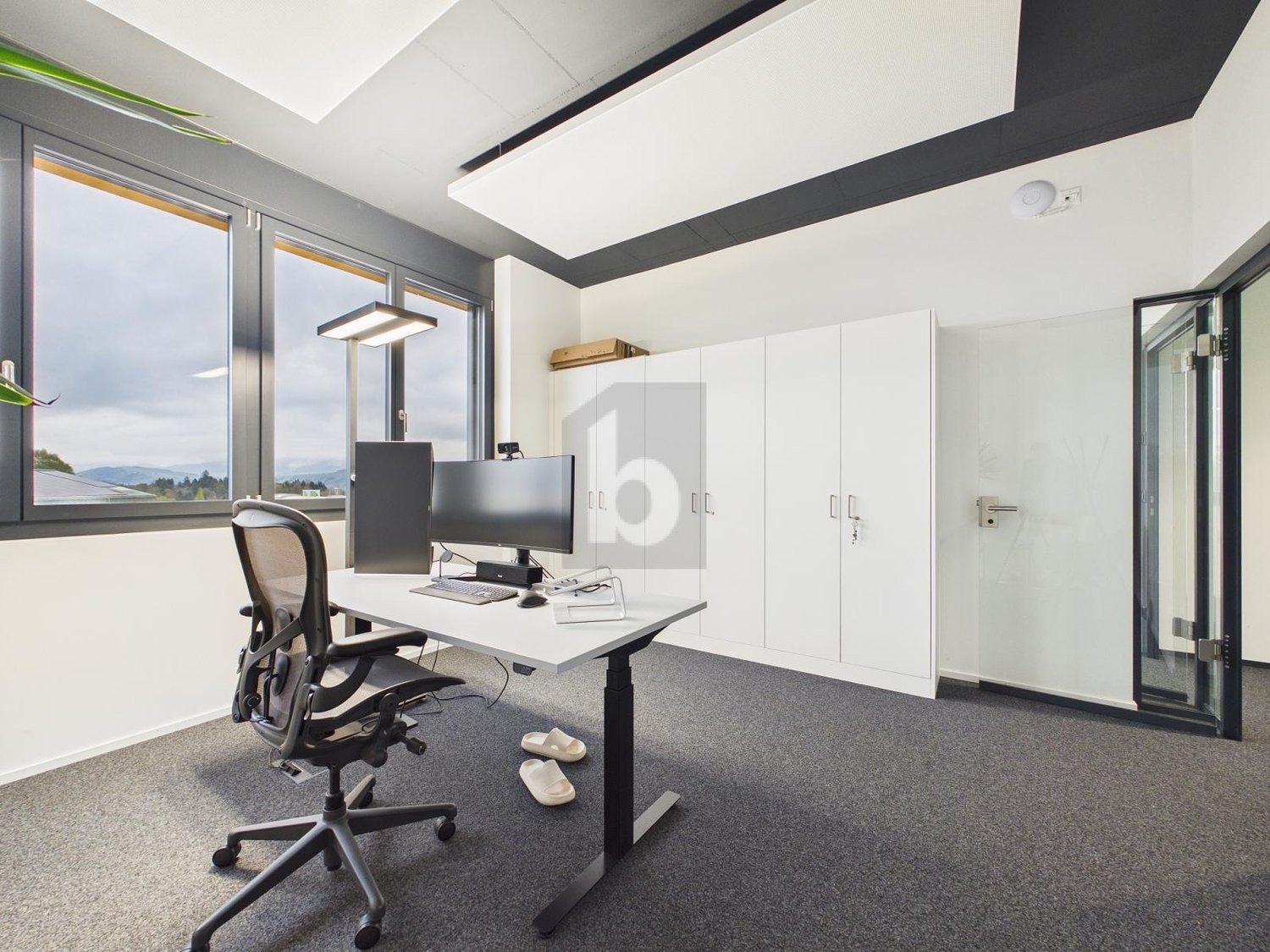 310m² office