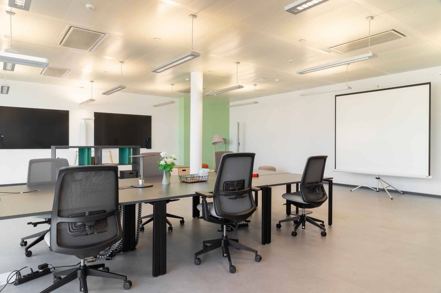 2051m² office, photo 6 of 10