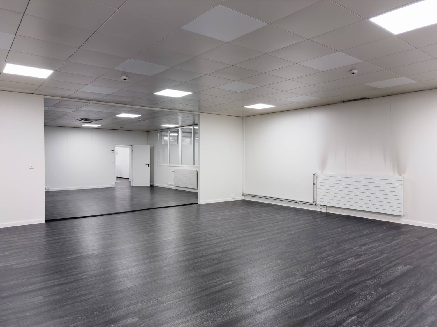 337m² office, photo 1 of 10