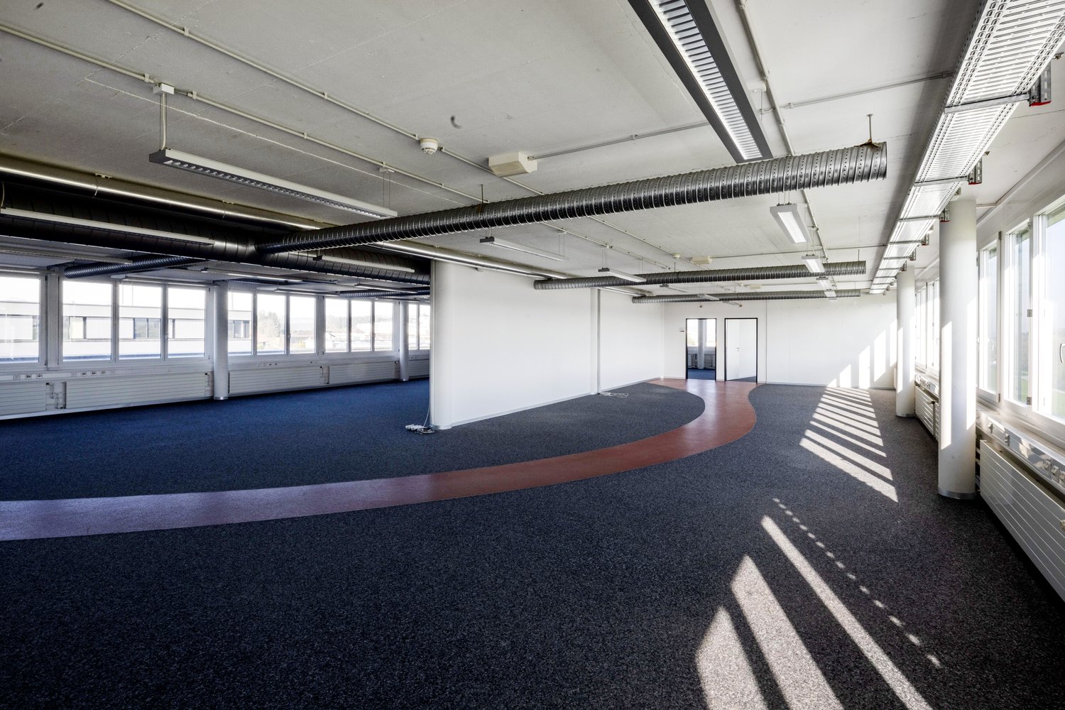 373m² office, photo 1 of 10
