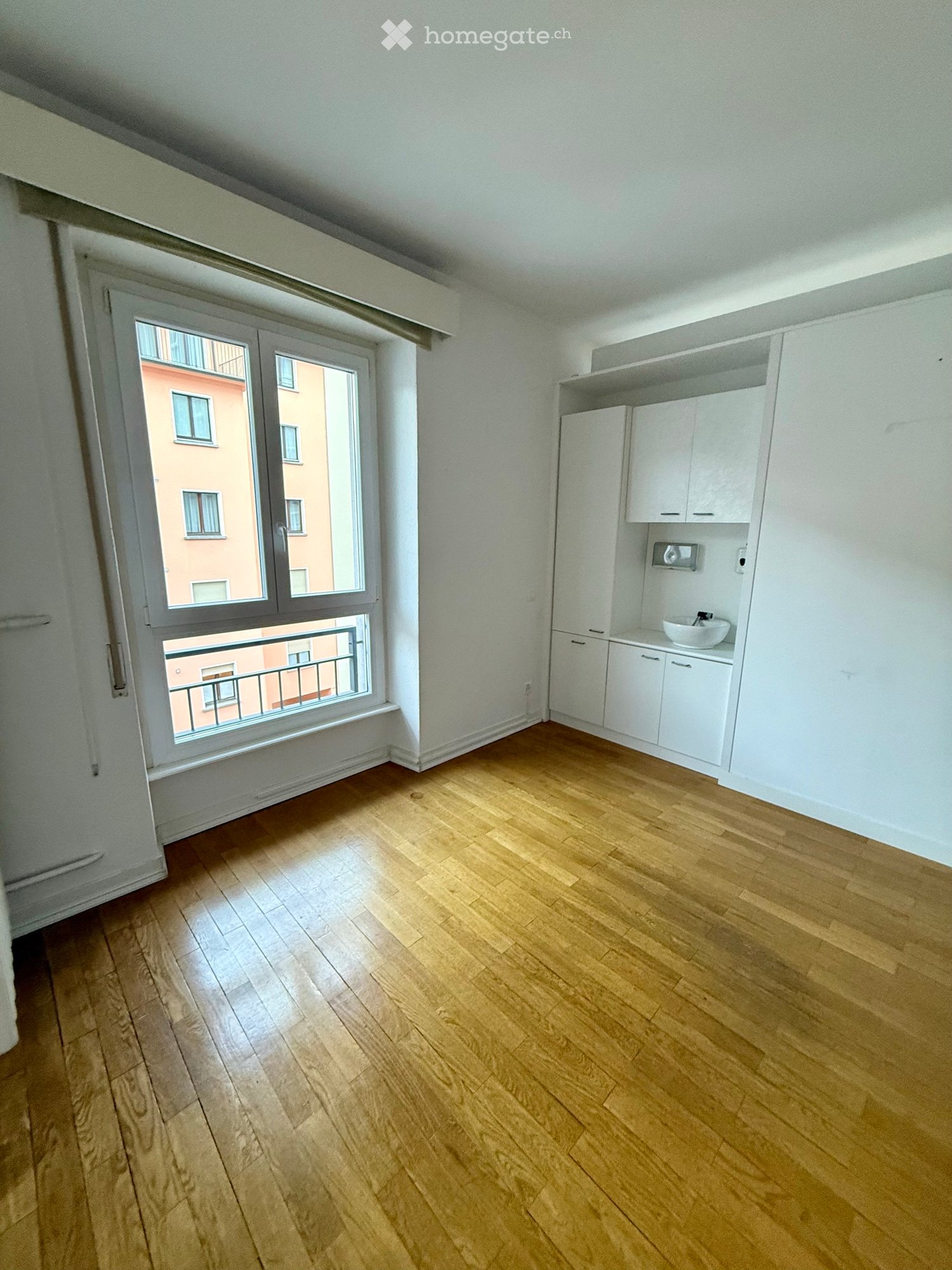 3 Zimmer zu vermieten im Herzen von Bellinzona – Ideal auch als Kosmetikstudio

In zentralster Lage in Bellinzona, nur 2 Gehminuten vom Bahnhof entfernt, vermieten wir eine helle 3-Zimmer-Wohnung im 1. Obergeschoss.

Aufgrund der strategischen Lage und der Raumaufteilung eignet sich die Immobilie be
