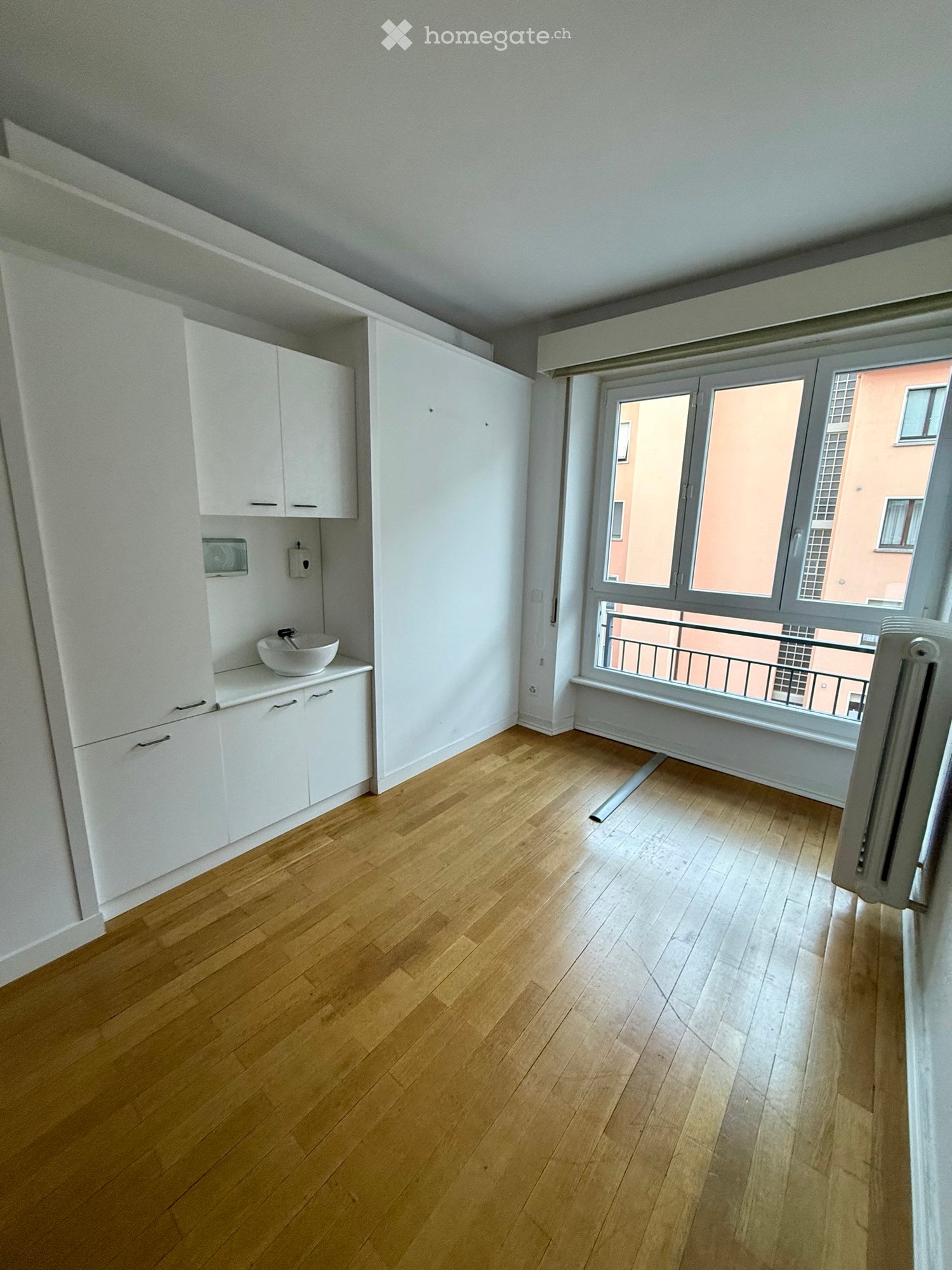 3 Zimmer zu vermieten im Herzen von Bellinzona – Ideal auch als Kosmetikstudio

In zentralster Lage in Bellinzona, nur 2 Gehminuten vom Bahnhof entfernt, vermieten wir eine helle 3-Zimmer-Wohnung im 1. Obergeschoss.

Aufgrund der strategischen Lage und der Raumaufteilung eignet sich die Immobilie be