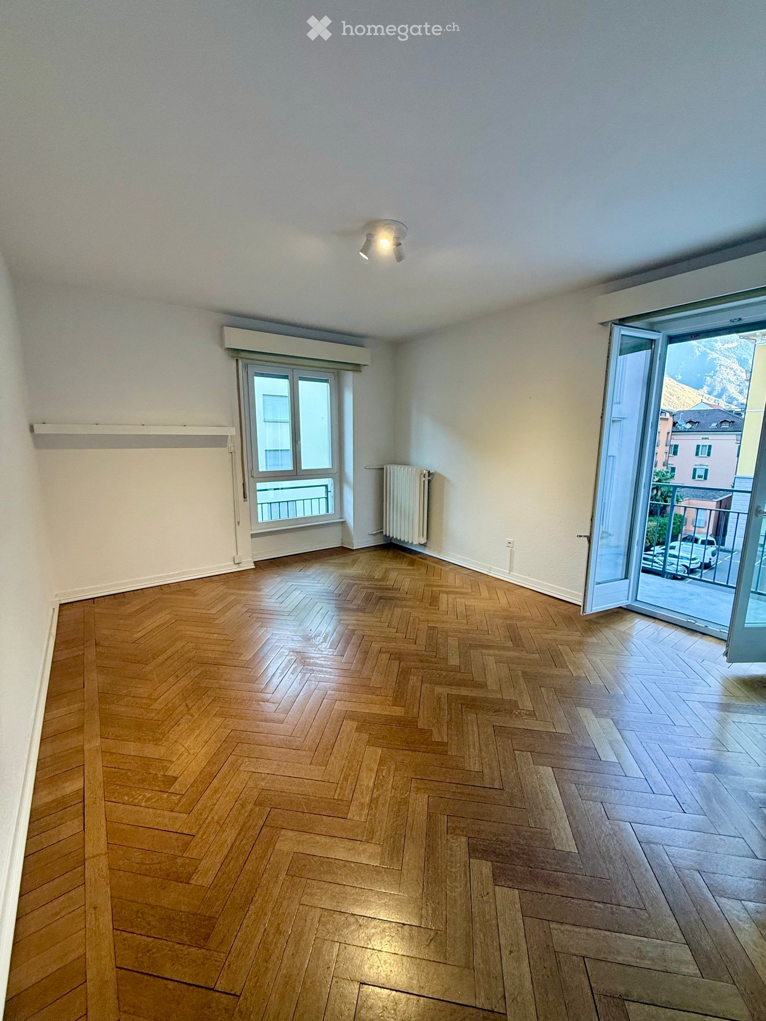 3 Zimmer zu vermieten im Herzen von Bellinzona – Ideal auch als Kosmetikstudio

In zentralster Lage in Bellinzona, nur 2 Gehminuten vom Bahnhof entfernt, vermieten wir eine helle 3-Zimmer-Wohnung im 1. Obergeschoss.

Aufgrund der strategischen Lage und der Raumaufteilung eignet sich die Immobilie be