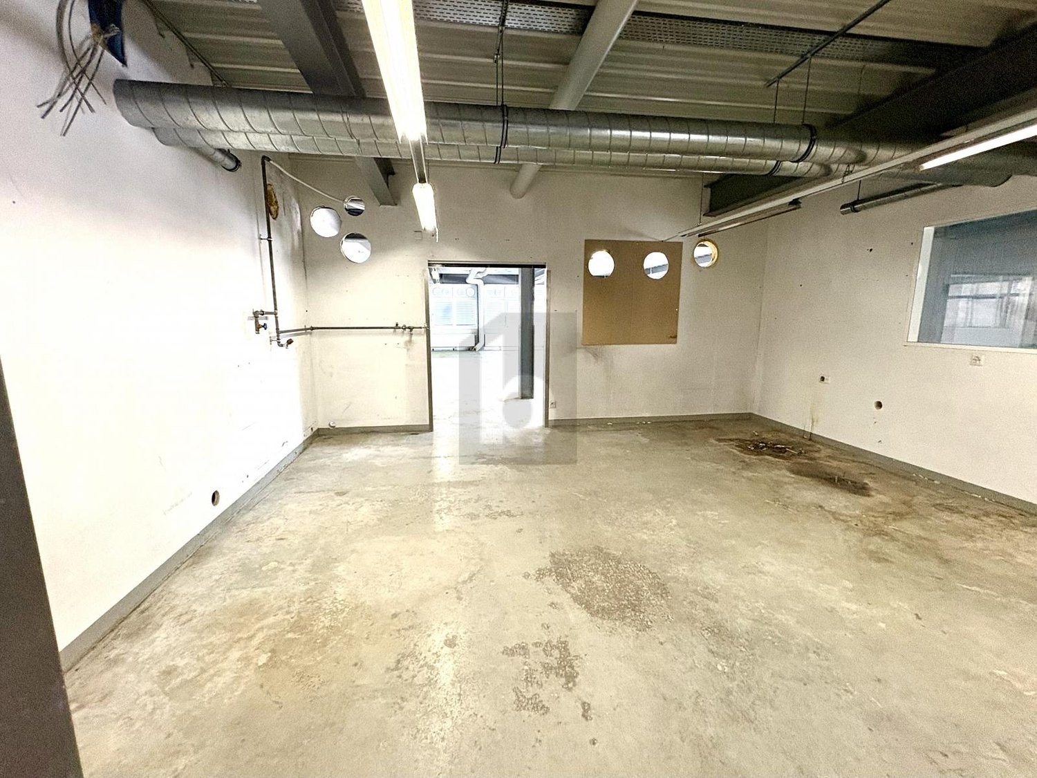 343m² industrial object, photo 3 of 4
