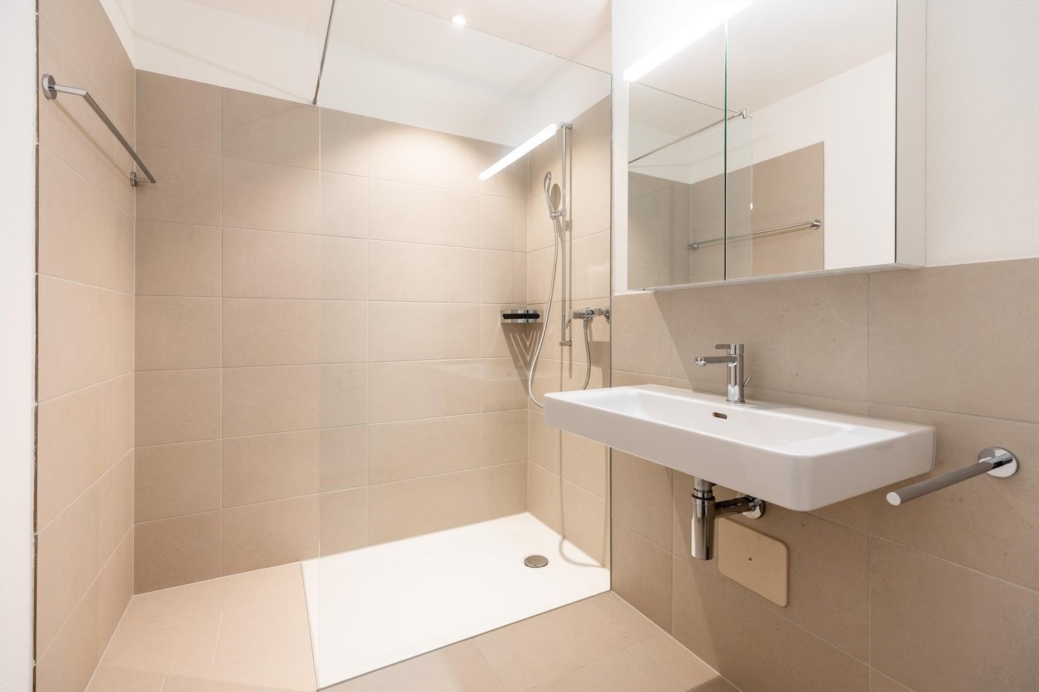Appartamento di 4 ½ locali","description":"Moderno appartamento di 4.5 locali in un nuovo edificio - prima occupazione in posizione centrale a Neu St. Johann

In Toggenburgerstrasse 17 a Neu St. Johann, affittiamo con effetto immediato un attraente appartamento di 4.5 locali al 2° piano di un nuovo 