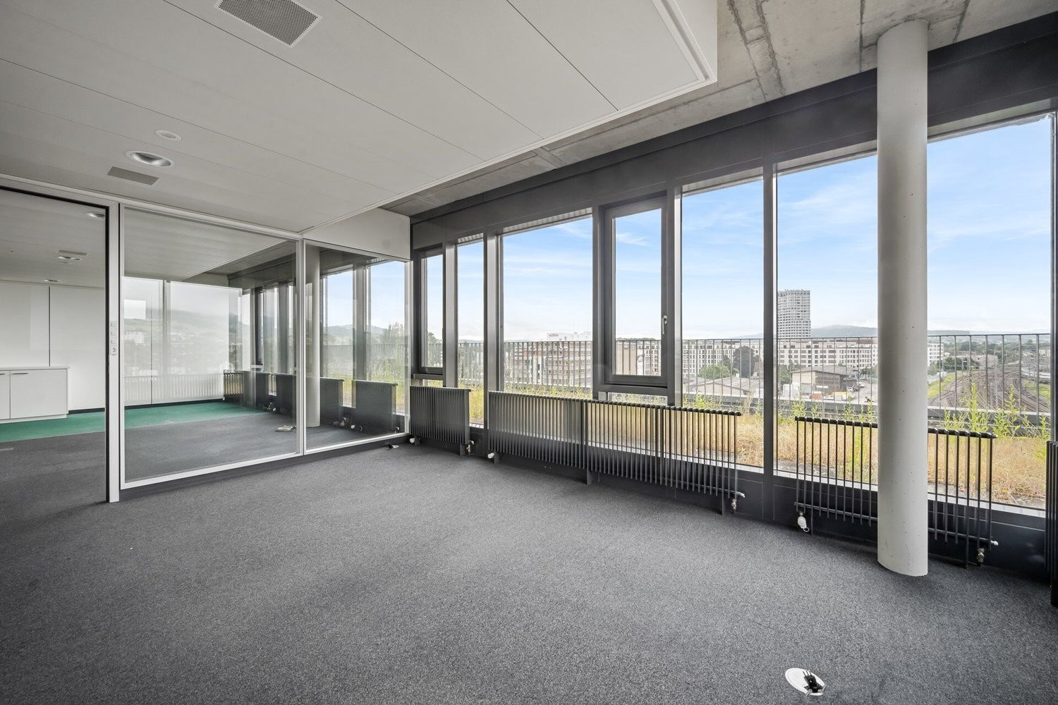 487m² office, photo 1 of 10