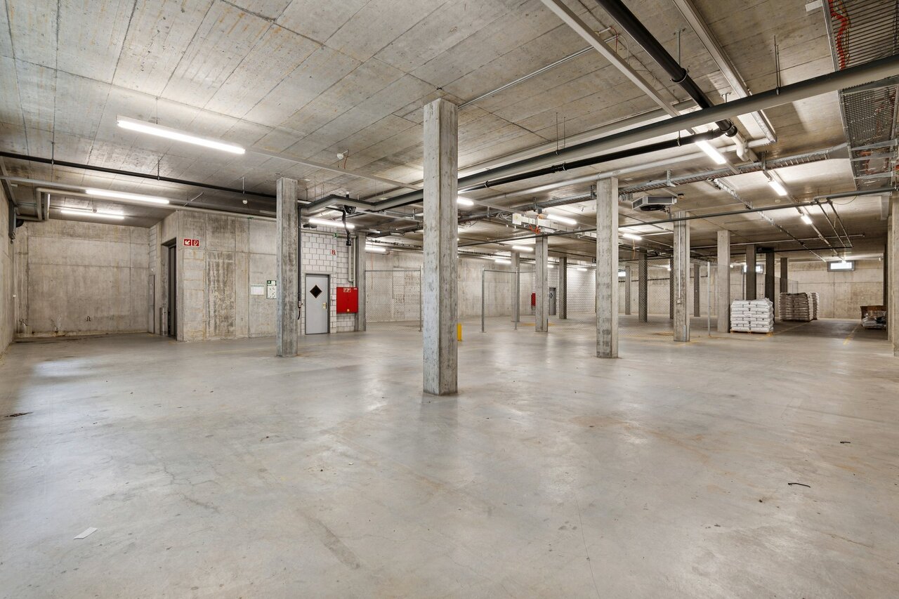 757m² storage room, photo 1 of 5