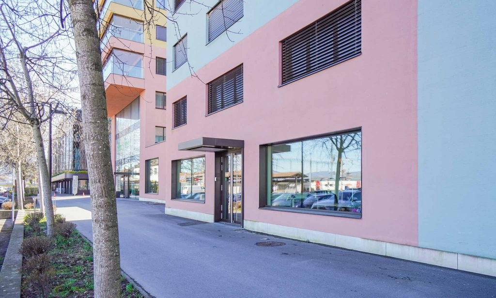 175m² shop, photo 1 of 10