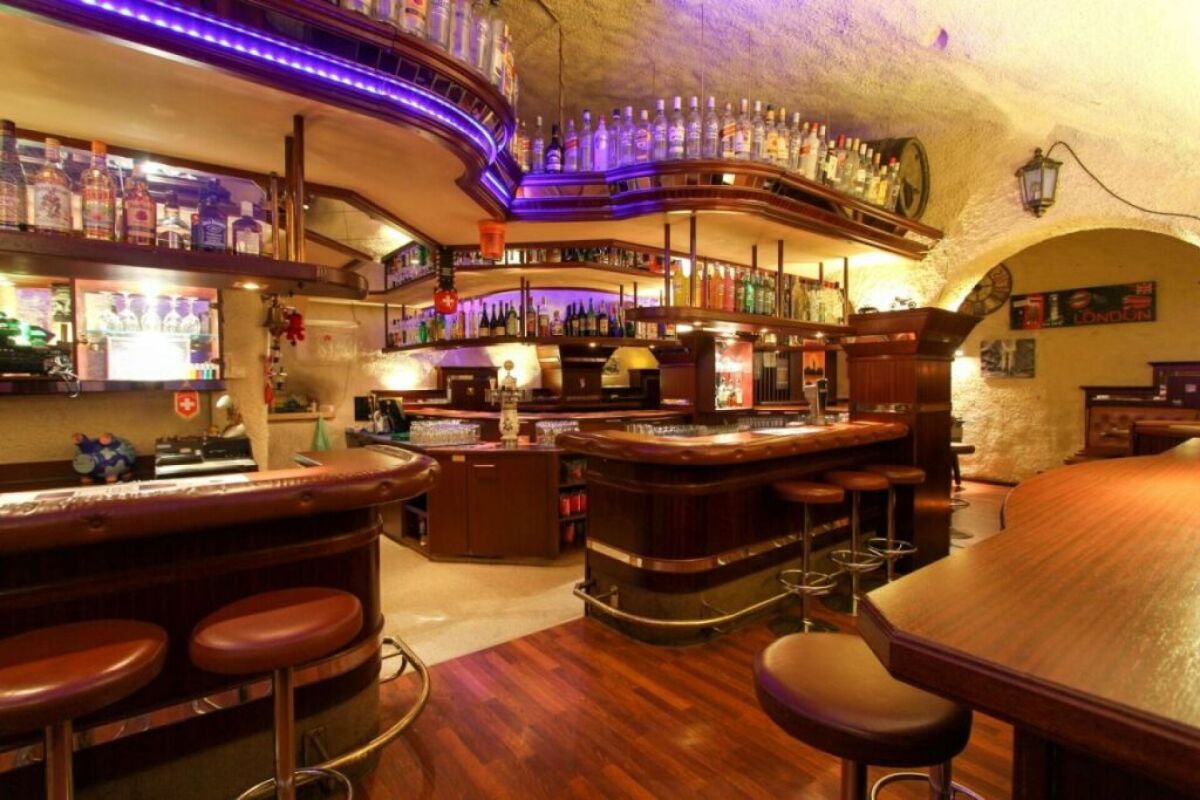 Pub, photo 3 of 6