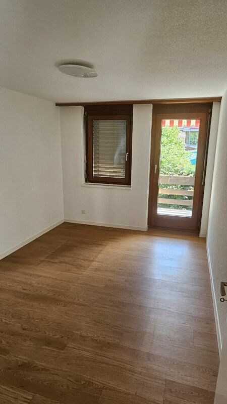 Quartier calme à Huttwil

Réalisez votre rêve d'un habitat de qualité ! Dans un emplacement très central et pourtant calme, nous louons un bel appartement de 5.5 pièces au rez-de-chaussée.

L'appartement dispose de :

- cuisine avec espace de vie complète
- salle de bain complète
- revêtements de so