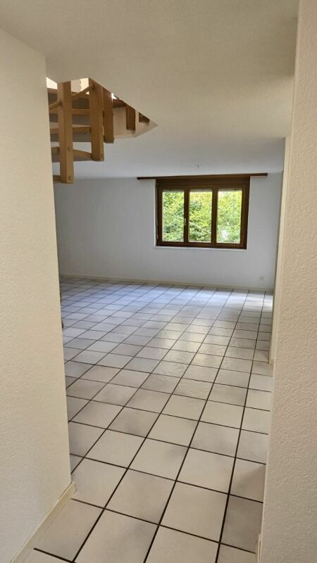 Quartier calme à Huttwil

Réalisez votre rêve d'un habitat de qualité ! Dans un emplacement très central et pourtant calme, nous louons un bel appartement de 5.5 pièces au rez-de-chaussée.

L'appartement dispose de :

- cuisine avec espace de vie complète
- salle de bain complète
- revêtements de so