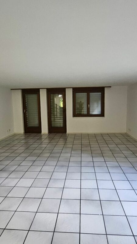 Quartier calme à Huttwil

Réalisez votre rêve d'un habitat de qualité ! Dans un emplacement très central et pourtant calme, nous louons un bel appartement de 5.5 pièces au rez-de-chaussée.

L'appartement dispose de :

- cuisine avec espace de vie complète
- salle de bain complète
- revêtements de so