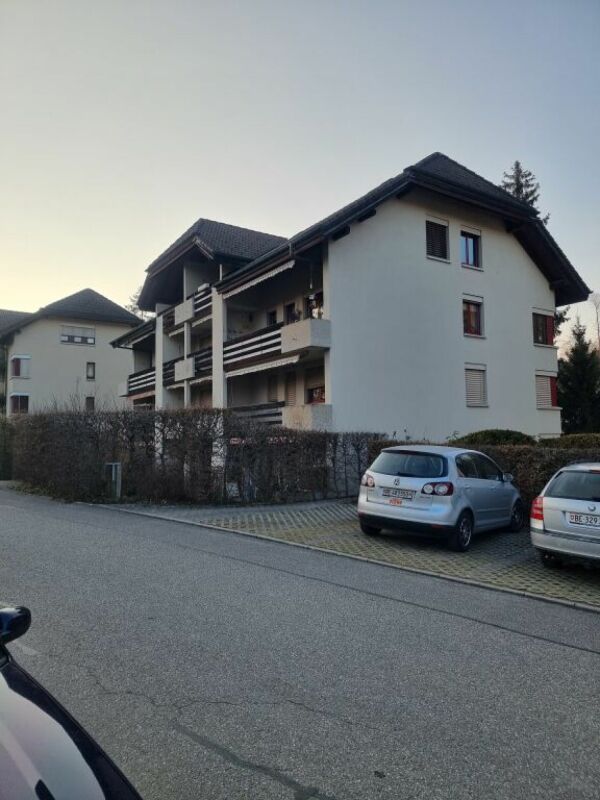 Quartier calme à Huttwil

Réalisez votre rêve d'un habitat de qualité ! Dans un emplacement très central et pourtant calme, nous louons un bel appartement de 5.5 pièces au rez-de-chaussée.

L'appartement dispose de :

- cuisine avec espace de vie complète
- salle de bain complète
- revêtements de so