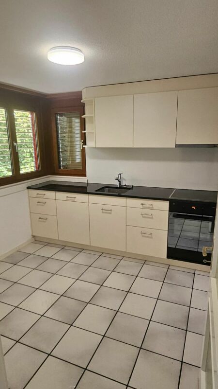 Quartier calme à Huttwil

Réalisez votre rêve d'un habitat de qualité ! Dans un emplacement très central et pourtant calme, nous louons un bel appartement de 5.5 pièces au rez-de-chaussée.

L'appartement dispose de :

- cuisine avec espace de vie complète
- salle de bain complète
- revêtements de so
