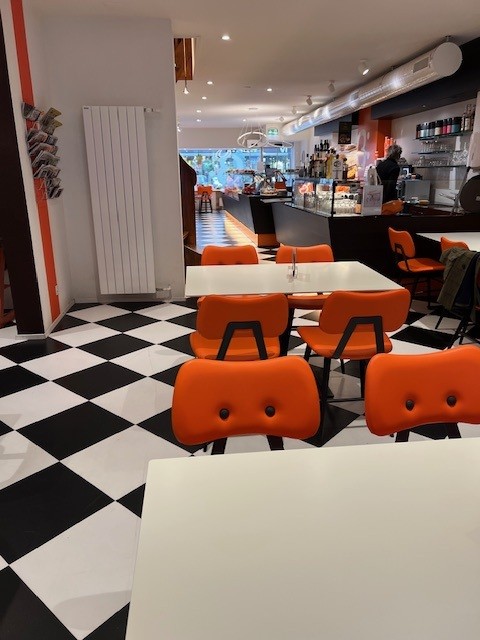 355m² coffeehouse, photo 3 of 9