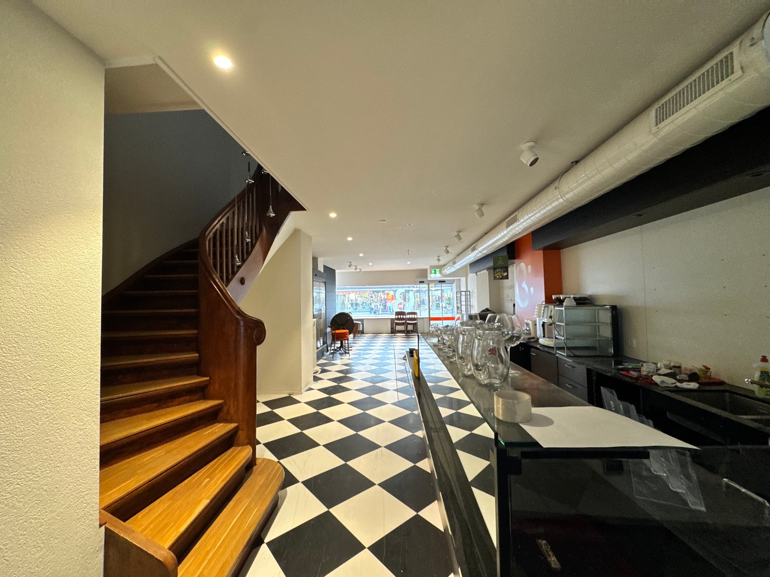 355m² coffeehouse, photo 1 of 9