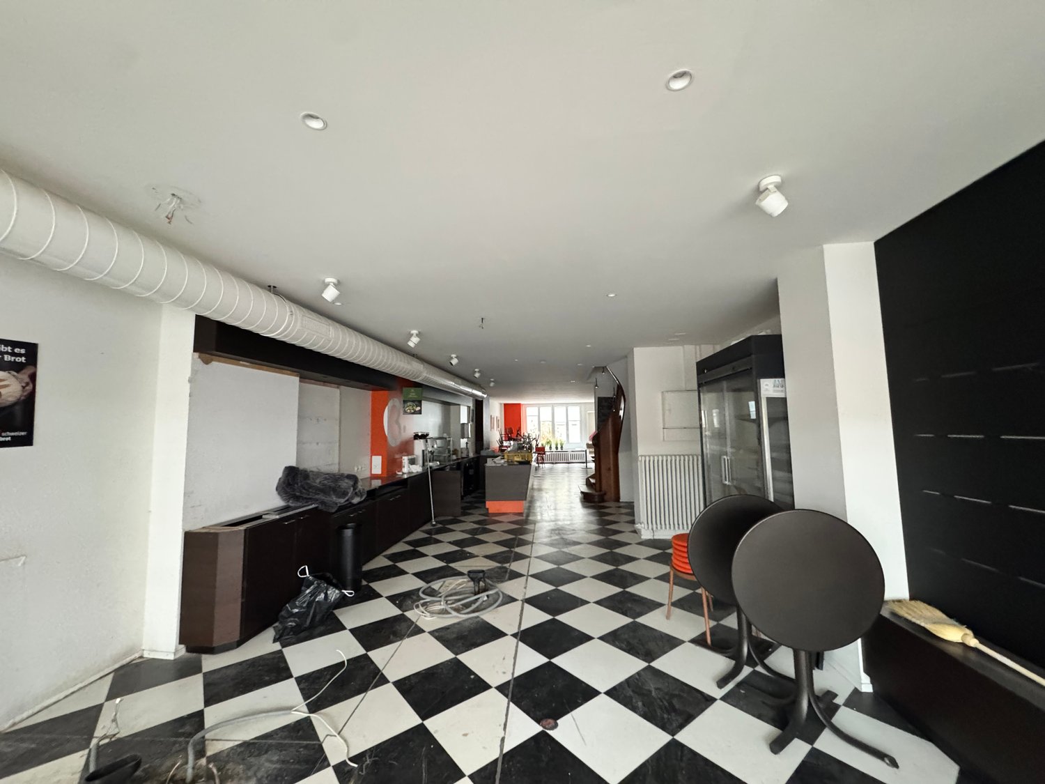 355m² coffeehouse, photo 2 of 9