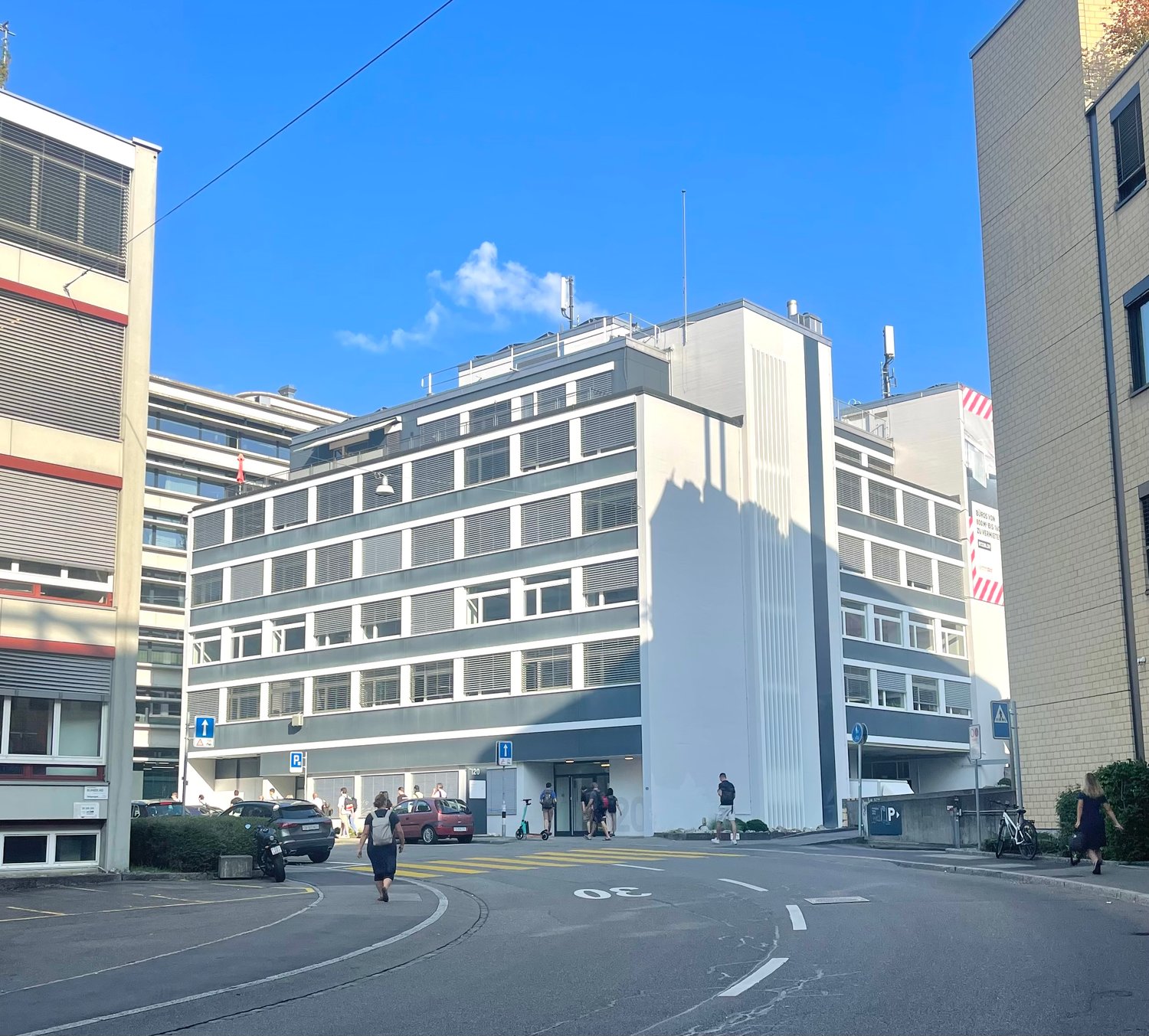 832m² office, photo 1 of 4