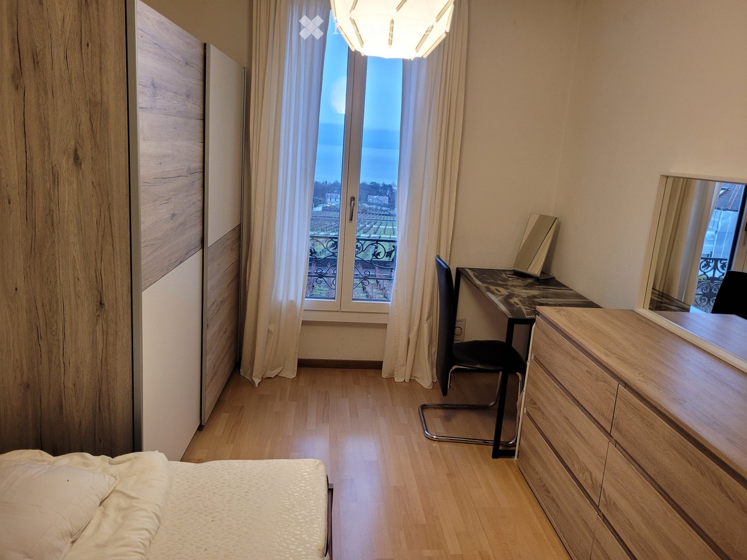 1 room apartment
Description":"Furnished room for rent with a view, all comforts, bathroom and kitchen available, Wi-Fi, parking space.
Public transport next door
Available quickly.
Available quickly"