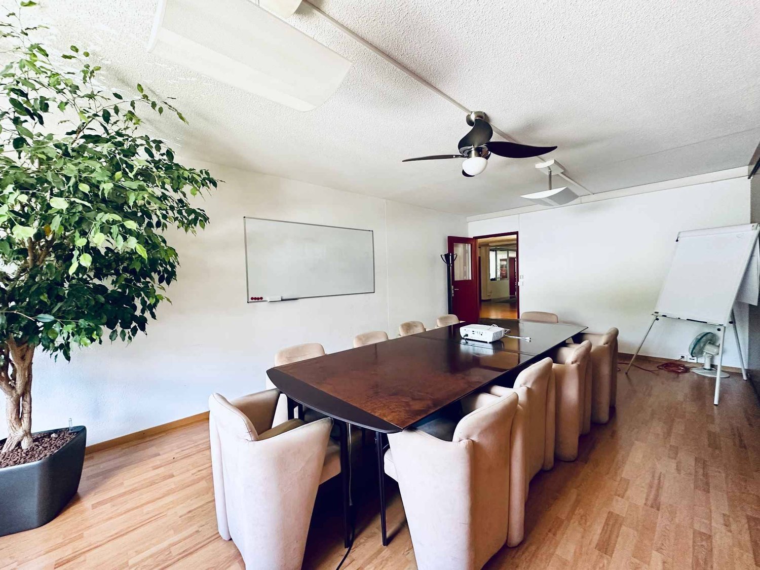 370m² office