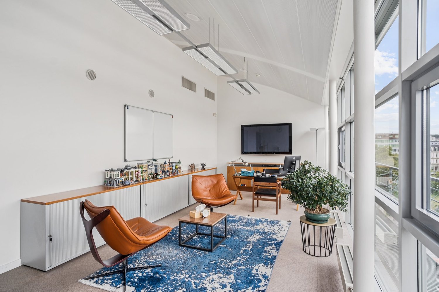 640m² office