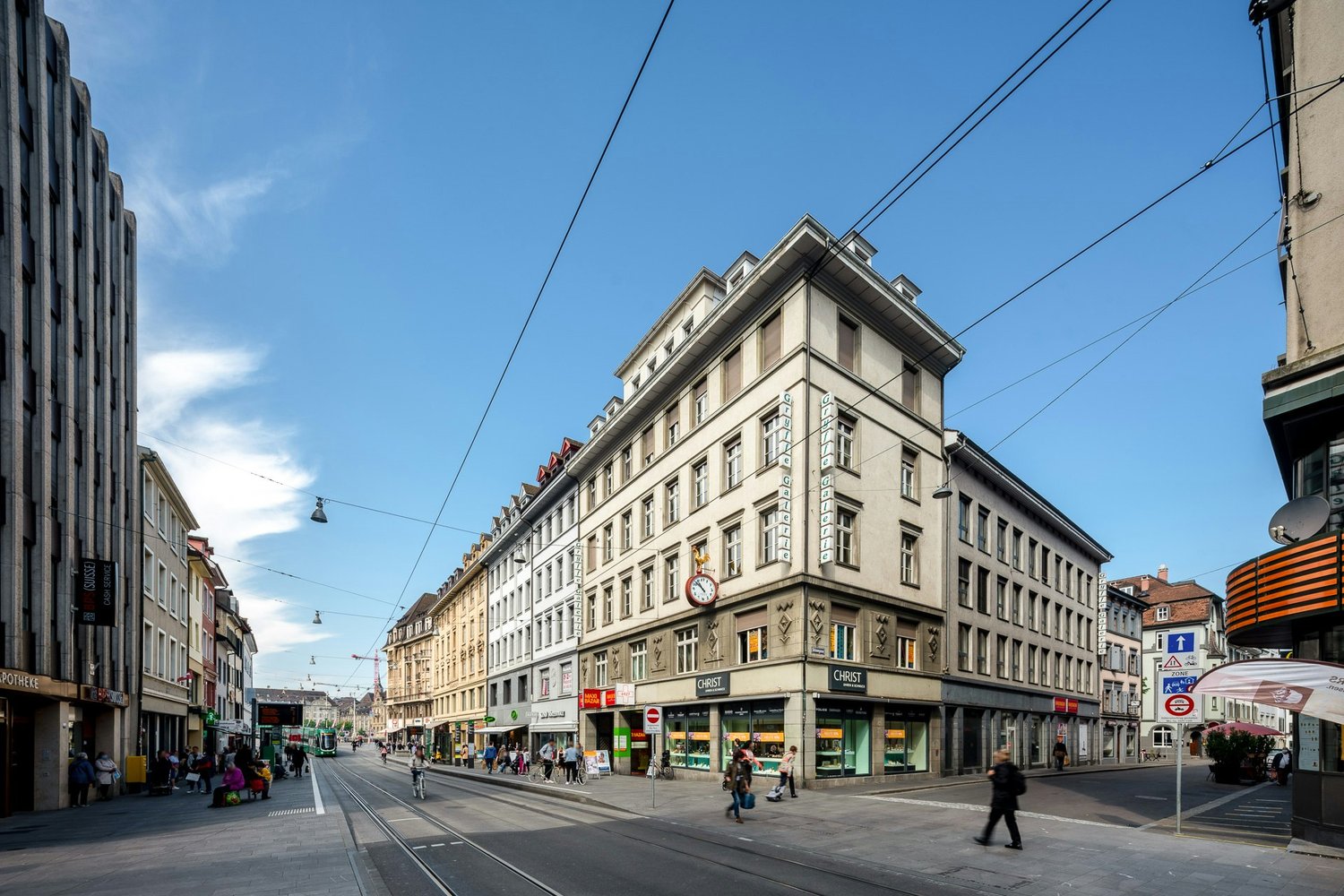 496m² commercial, foto 1 di 10