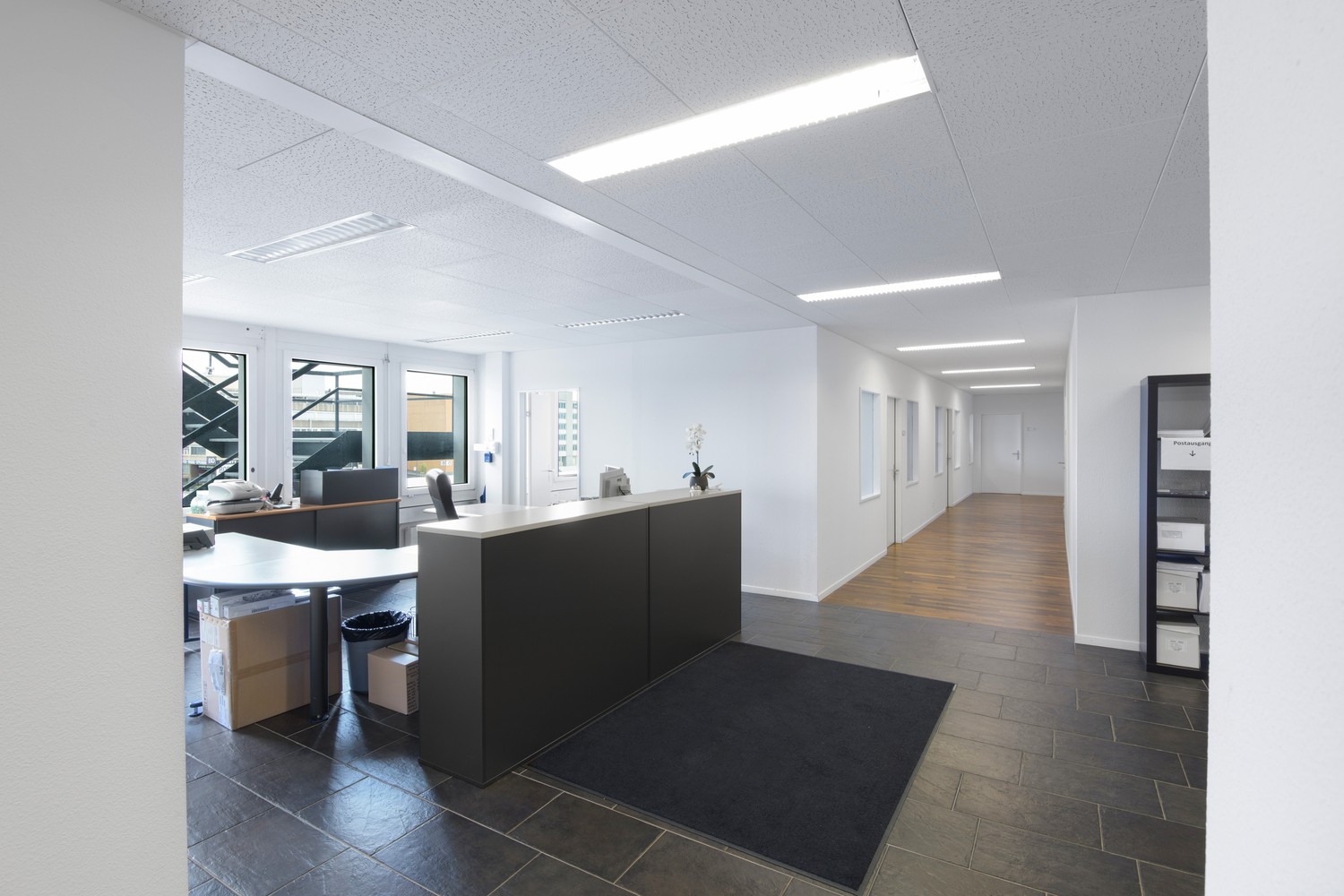 698m² office, photo 3 of 9